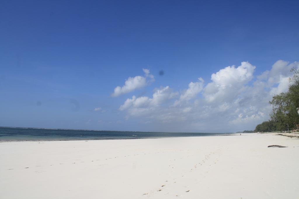 Diani Marine Divers Village Diani Beach Esterno foto