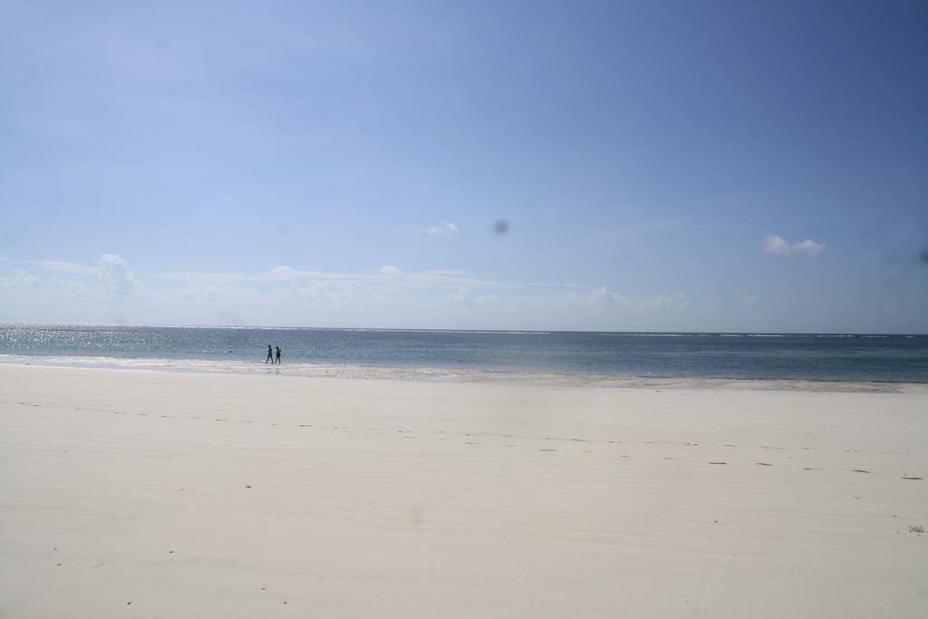 Diani Marine Divers Village Diani Beach Esterno foto